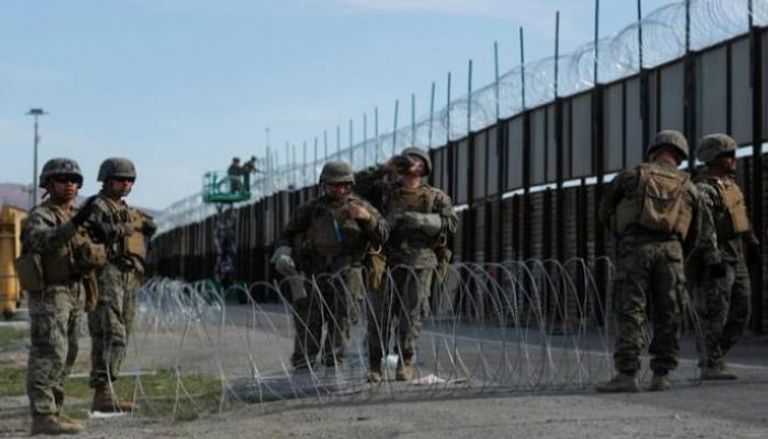 عناصر من الجيش الأمريكي عند الحدود مع المكسيك