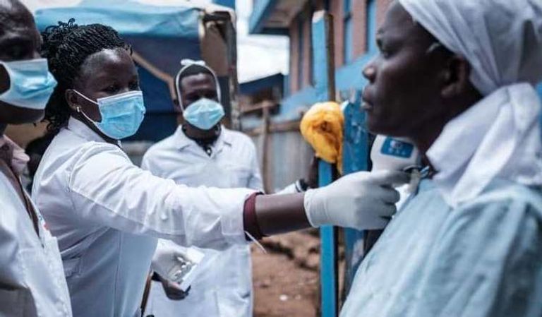 عمليات تعقيم وتطهير في أحد الشوارع