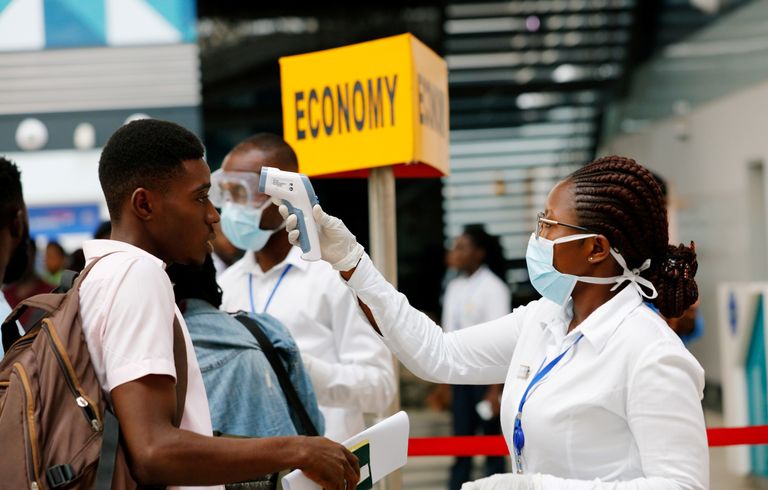 عمليات تعقيم وتطهير في أحد الشوارع