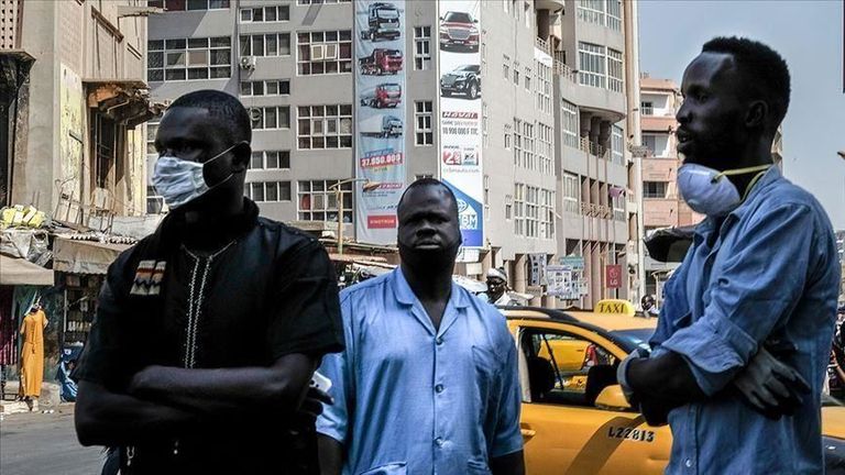 عمليات تعقيم وتطهير في أحد الشوارع