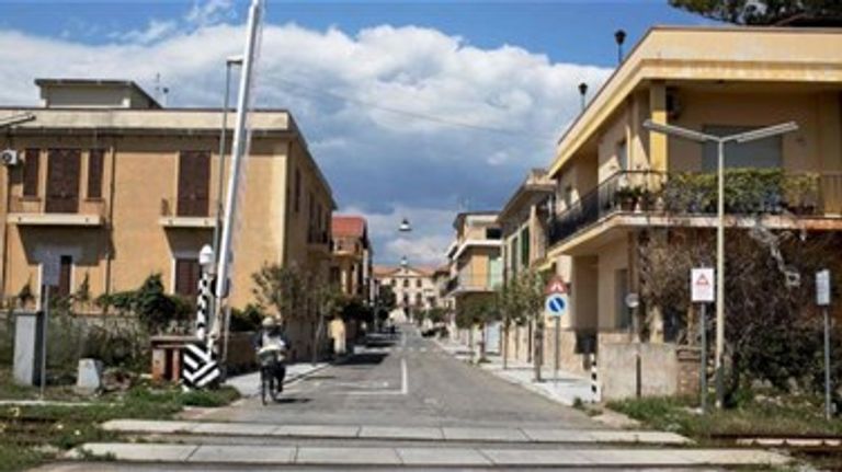 شوارع المدينة خالية من المارة بعد وضعها تحت الحجر الصحي