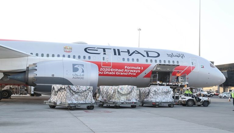 المساعدات الإماراتية أثناء تحميلها على طائرة لإرسالها لموريتانيا جانب من المساعدات الإماراتية إلى موريتانيا