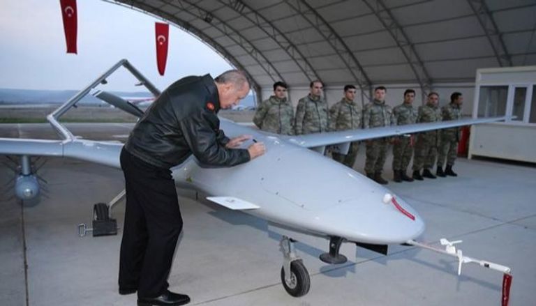 أردوغان يوقع على إحدى طائرات الدرونز - أرشيفية