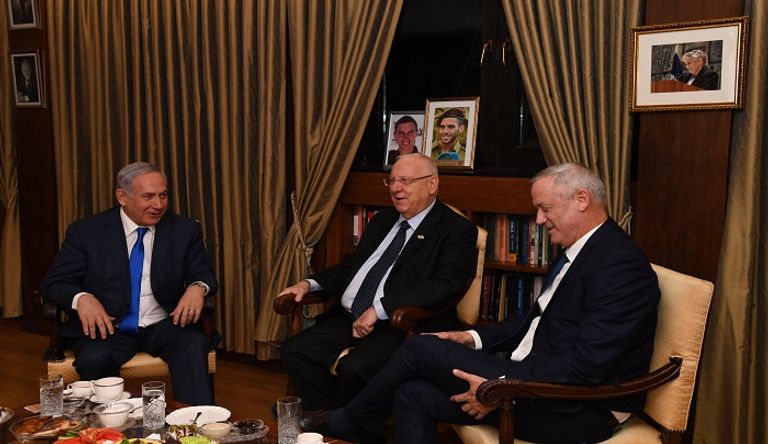 الرئيس الإسرائيلي يتوسط نتنياهو وجانتس- أرشيفية نتنياهو وجانتس في مشهد سابق داخل الكنيست- أرشيفية