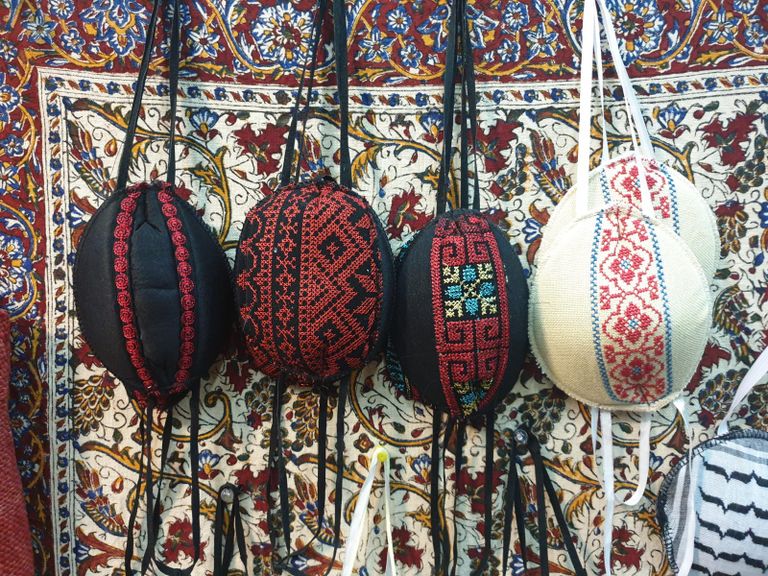 كمامات مستوحاة من التراث الفلسطيني