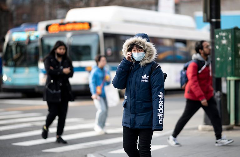 أشخاص يرتدون الكمامات في الشارع