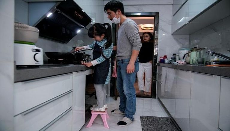 صينيون يرتدون الكمامات خشية من الإصابة بكورونا الجديد- أرشيفية