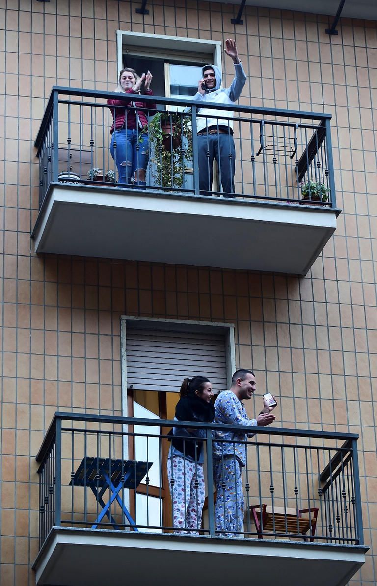 صينيون يرتدون الكمامات خشية من الإصابة بكورونا الجديد- أرشيفية