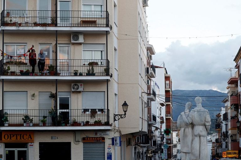 زوجان يستمعان إلى الموسيقى في شرفتهما أثناء الإغلاق بإسبانيا