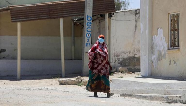 امرأة صومالية ترتدي كمامة للوقاية من كورونا