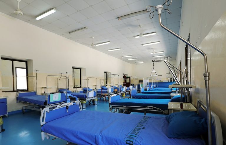 امرأة صومالية ترتدي كمامة للوقاية من كورونا