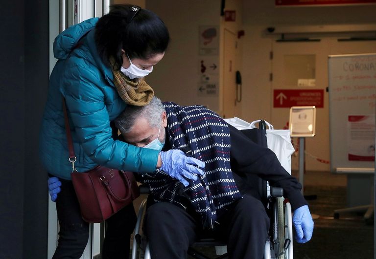 عامل صحي يرتدي بدلة واقية