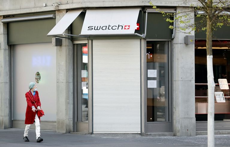 عامل صحي يرتدي بدلة واقية