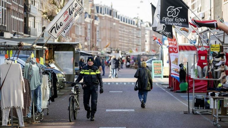 عامل صحي يرتدي بدلة واقية