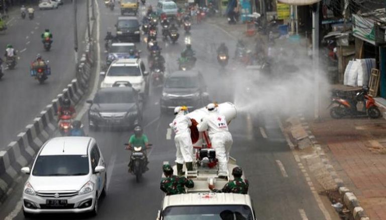 تطهير الطرق في إندونيسيا لمنع تفشي كورونا