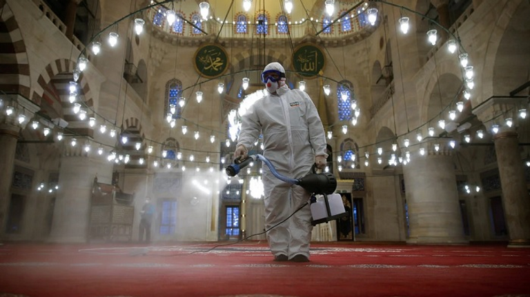 أحد الأشخاص ينفذ عمليات تعقيم داخل مسجد بتركيا - نيويورك تايمز