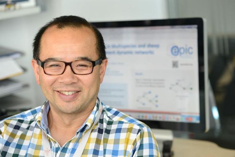 لاعبو كرة قدم بأقنعة طبية