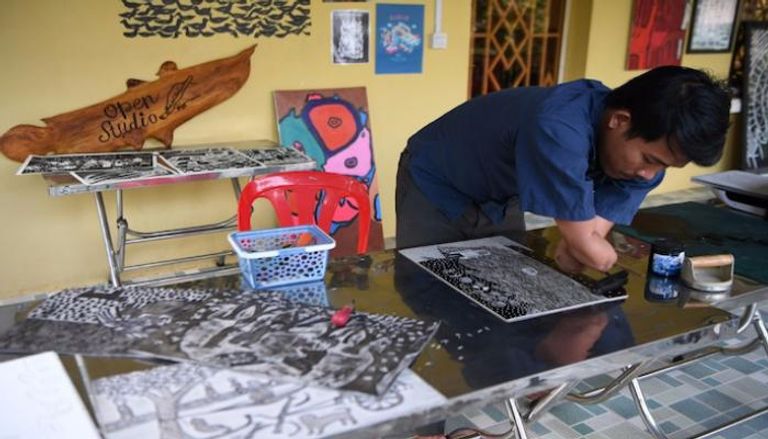 الفنان الكمبودي مبتور اليدين