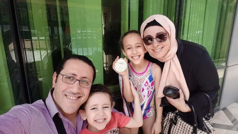 أطباء مصريون وزوجاتهم يروون تجاربهم مع أزمة كورونا