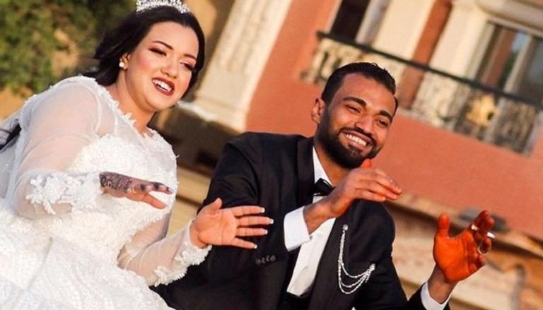 عروسان مصريان يحتفلان بزفافهما قبل تطبيق ساعات حظر التجول