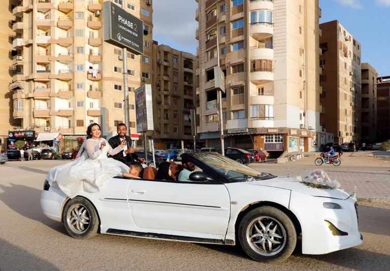 عروسان مصريان يحتفلان بزفافهما قبل تطبيق ساعات حظر التجول