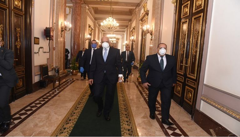 رئيس مجلس النواب المصري يرتدي كمامة ضمن إجراءات البرلمان لمواجهة كورونا جلسة البرلمان المصري اليوم بعد اتخاذ إجراءات التباعد الاجتماعي