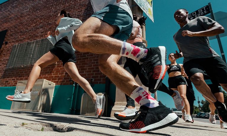 رياضيون يمارسون بعض التدريبات داخل 