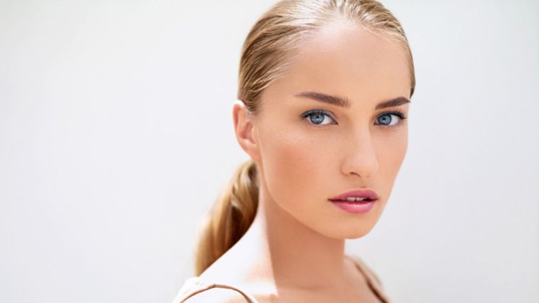 مشاهير يضعون أحمر شفاه 