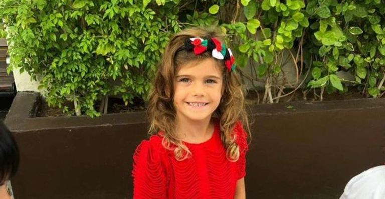 الألمانية فيكتوريا جيرتكي تعانق ابنتها جوديفا فور وصولها أبوظبي