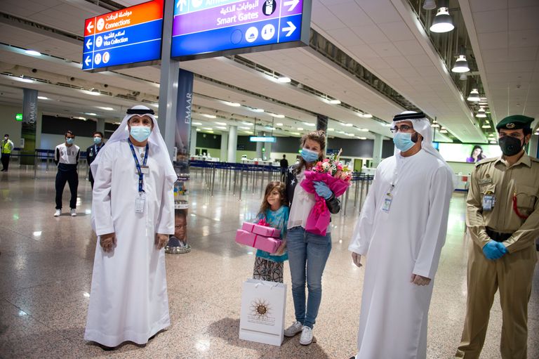 الألمانية فيكتوريا جيرتكي تعانق ابنتها جوديفا فور وصولها أبوظبي