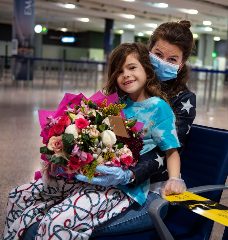 الألمانية فيكتوريا جيرتكي تعانق ابنتها جوديفا فور وصولها أبوظبي