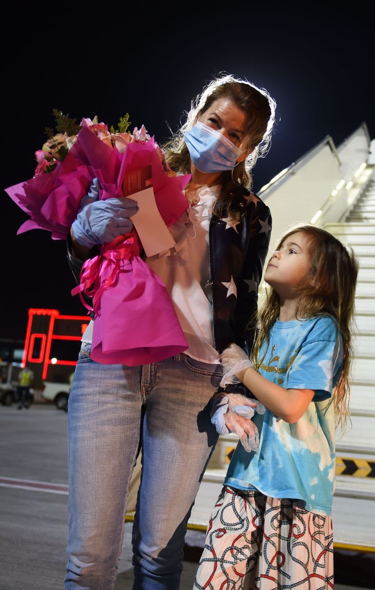 الألمانية فيكتوريا جيرتكي تعانق ابنتها جوديفا فور وصولها أبوظبي