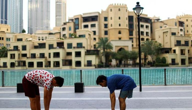 رجلان يمارسان الرياضة في دبي