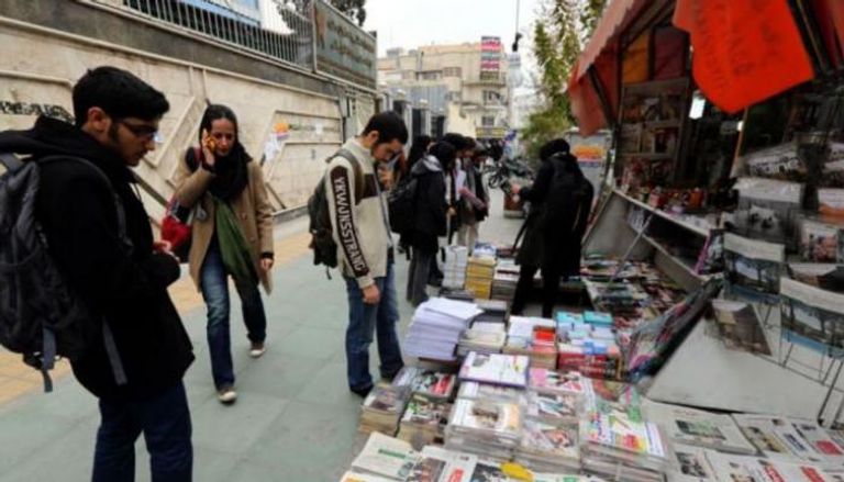 إيرانيون أمام مكتبة لبيع الصحف - أرشيفية
