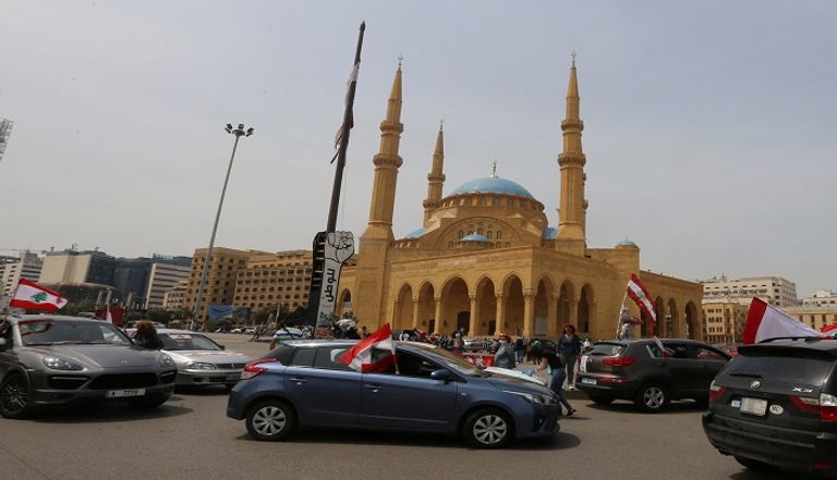 لبنانيون يتظاهرون في بيروت بالسيارات - رويترز