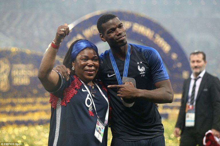 بول بوجبا مع والدته 