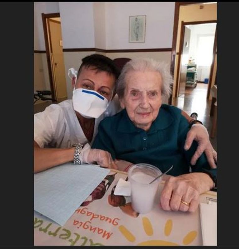 العاملون الصحيون في دار رعاية المسنين في ميلانو