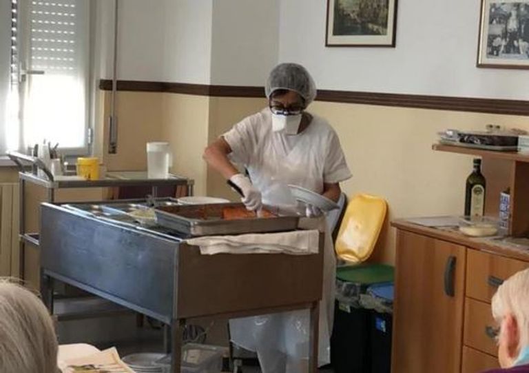 العاملون الصحيون في دار رعاية المسنين في ميلانو