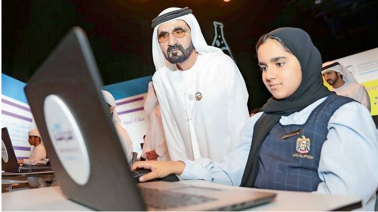 طالبان يتابعان دروسهما عبر أجهزة لوحية