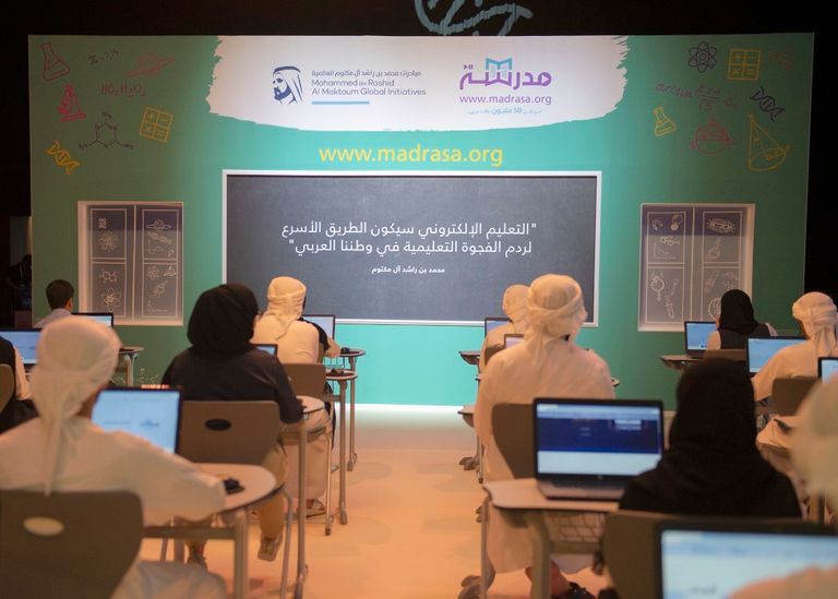 طالبان يتابعان دروسهما عبر أجهزة لوحية