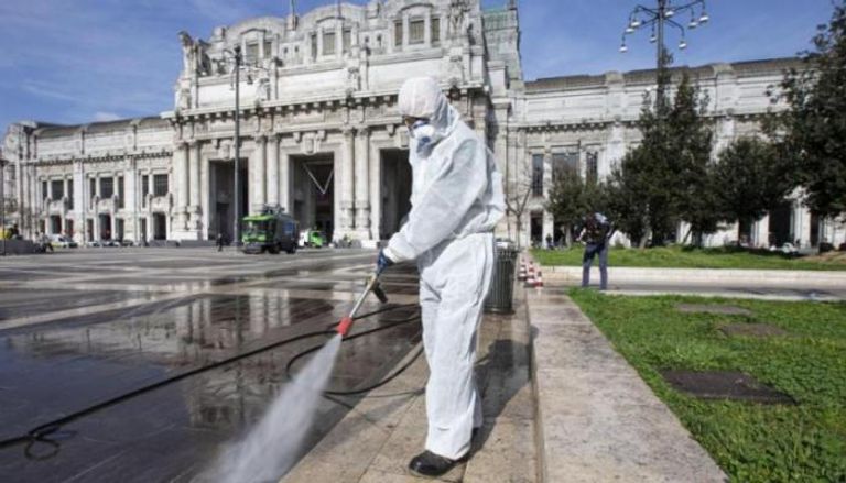 عامل إيطالي يعقم الشوارع من أي آثار لفيروس كورونا