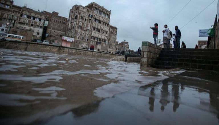 العاصمة اليمنية المؤقتة عدن تشهد أمطارا غزيرة