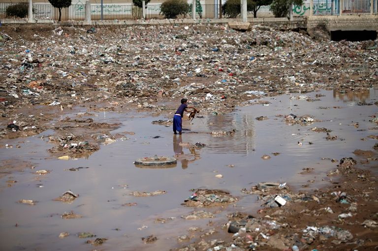 العاصمة اليمنية المؤقتة عدن تشهد أمطارا غزيرة