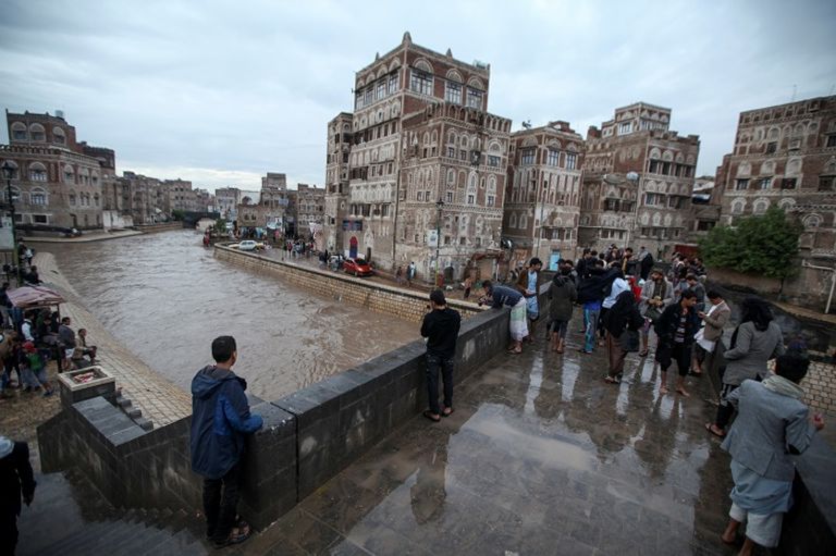 العاصمة اليمنية المؤقتة عدن تشهد أمطارا غزيرة