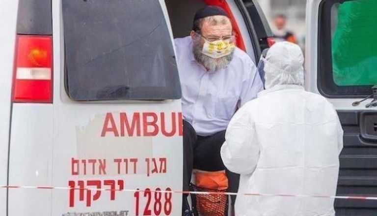 سيارة إسعاف تنقل مصابي كورونا في إسرائيل