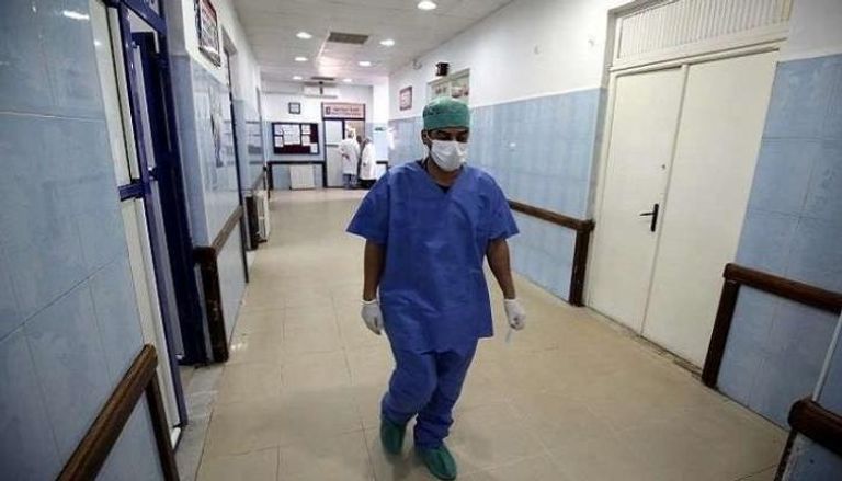 طبيب جزائري مشرف على علاج المصابين بكورونا 