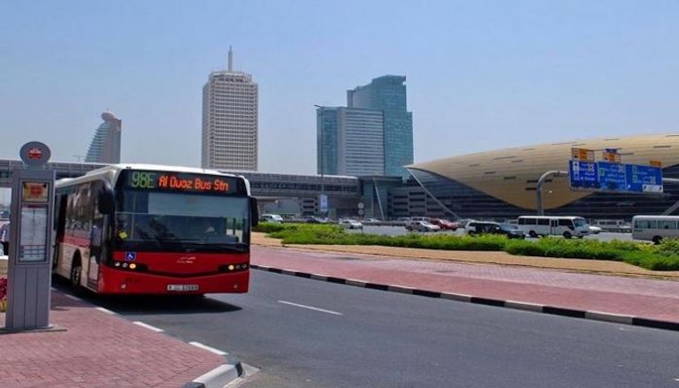 إحدى حافلات النقل الجماعي في شوارع أبوظبي