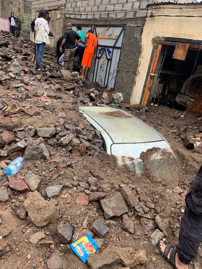 جرافة تعيد فتح طريق للسيارات