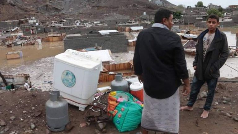 جرافة تعيد فتح طريق للسيارات