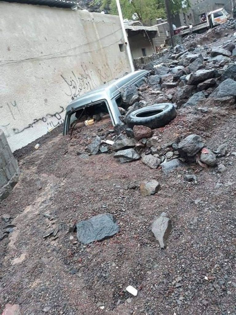 جرافة تعيد فتح طريق للسيارات